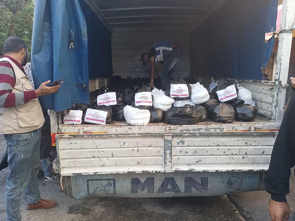 جمعية تنمية الشباب تقوم بأسناد الأهالي  والسكان بتوزع وجبات طعام على المواطنين النازحين جنوب القطاع