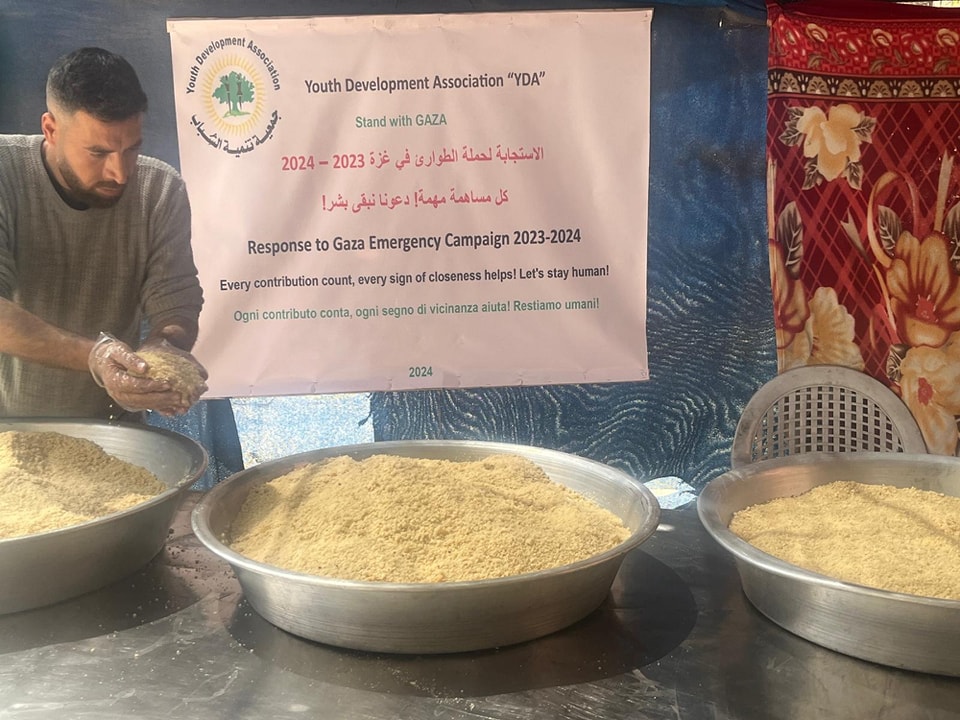 جمعية تنمية الشباب تواصل توزيع وجبات طعام ساخنة وطازجة على النازحين في شمال قطاع غزة.