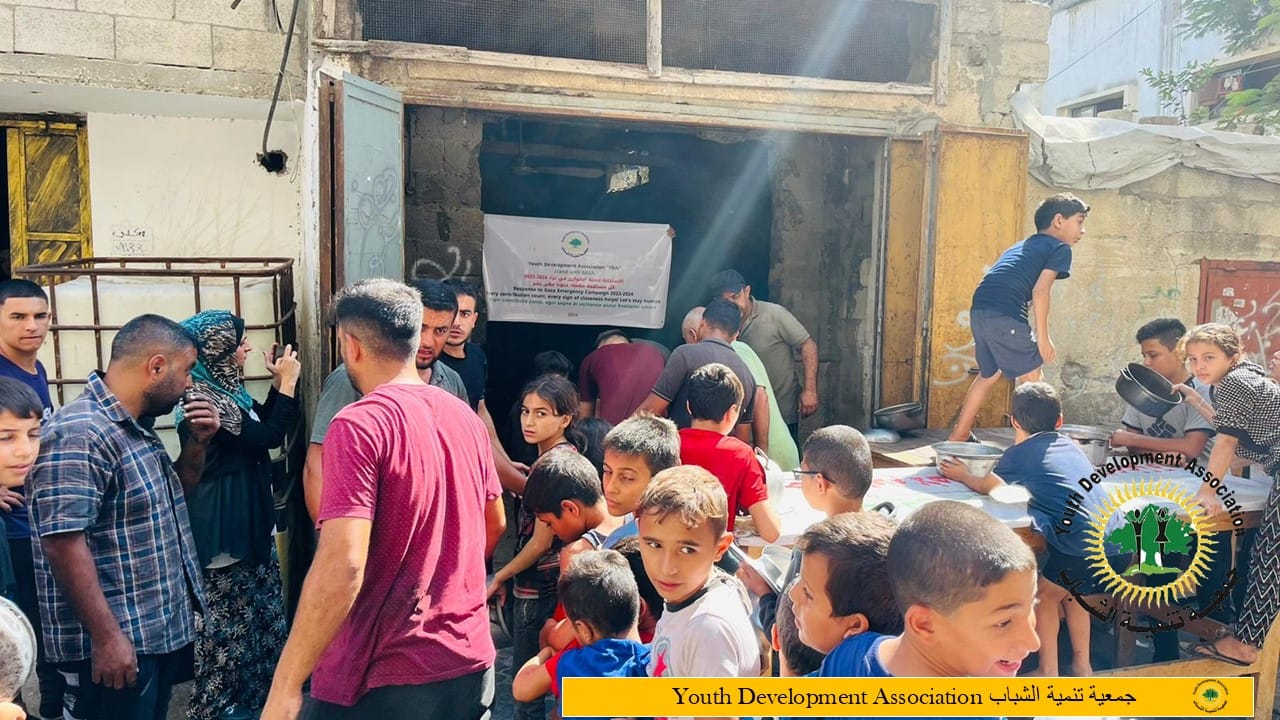 جمعية تنمية الشباب انهت من توزيع  1350 وجية طعام ساخنة وطازجة على النازحين في شمال القطاع
