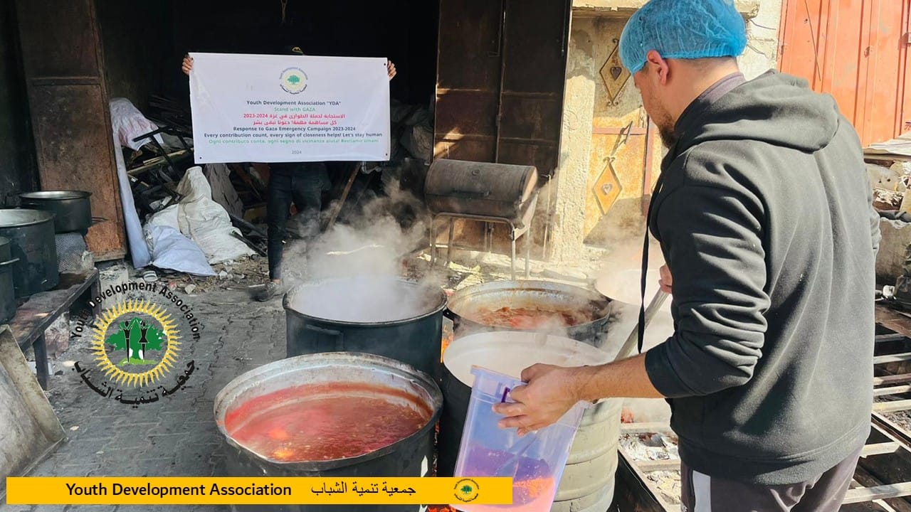 جمعية تنمية الشباب توزيع الف وجبة طعام ساخنة في الشمال المنكوب وسط مدينة غزة