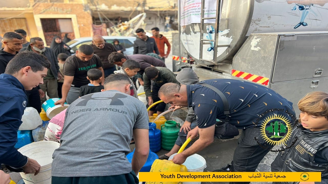 جمعية تنمية الشباب تشرع بتوزيع مياه صالحة للشرب في مراكز الايواء وسط قطاع غزة