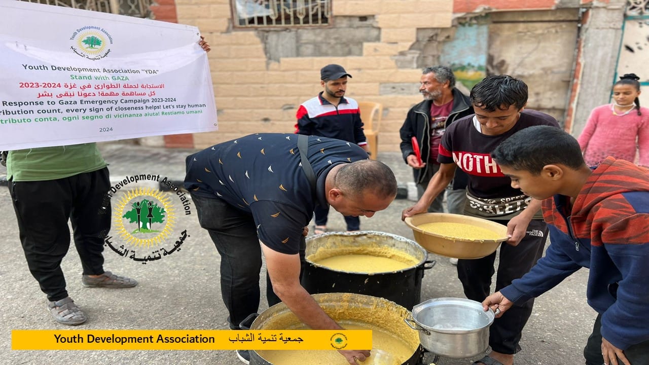 جمعية تنمية الشباب  تنهى من توزيع  2000 وجبة طعام ساخنة وطازجة على النازحين في شمال القطاع وسط مدينة غزة
