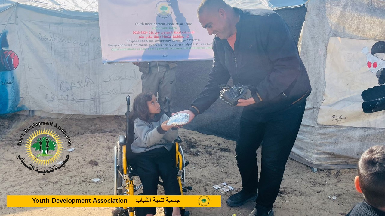 جمعية تنمية الشباب تنهي من توزيع 500 وجبة طعام ساخنة وطازجة على النازحين في مخيم اليرموك وسط قطاع غزة