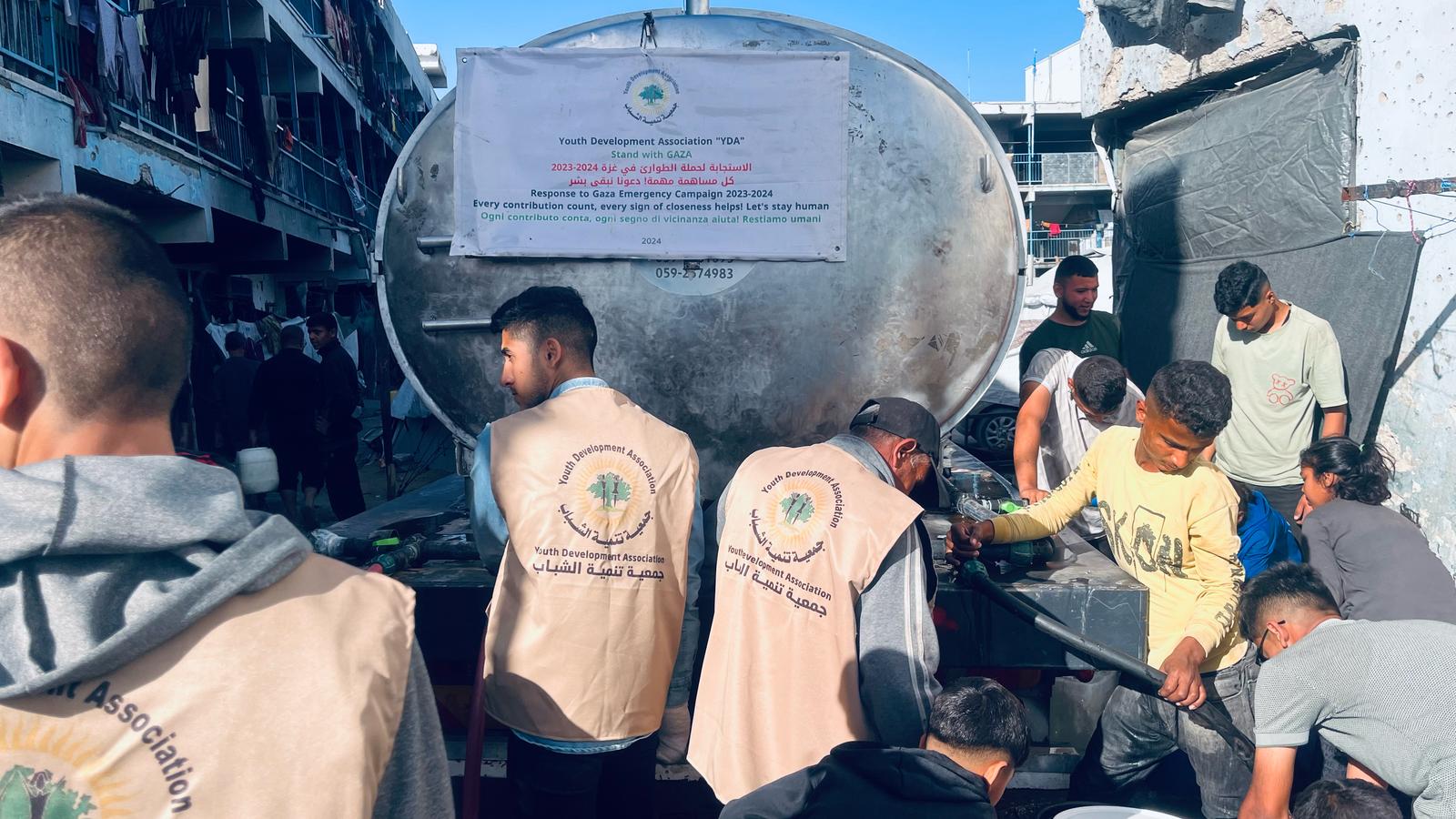 في اليوم الثاني من ايام عيد الفطر  جمعية تنمية الشباب تواصل اسنادها لسكان الشمال في قطاع غزة ومدهم  بالمياة الصالحة للشرب .