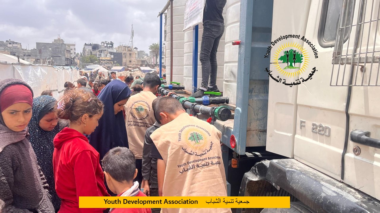 جمعية تنمية الشباب تواصل توزيع مياه محلاه وسط قطاع غزة