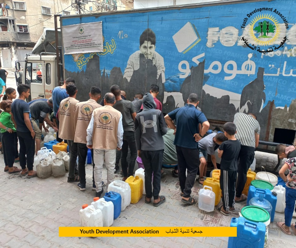 جمعية تنمية الشباب تواصل اسنادها لسكان القطاع من خلال  توزيع مياه محلاه وسط قطاع غزة