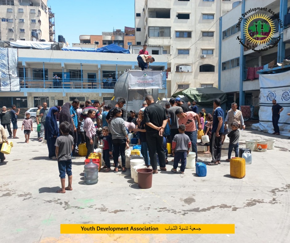 جمعية تنمية الشباب تعزز صمود سكان غرب غزة من خلال توزيع المياه المحلاه