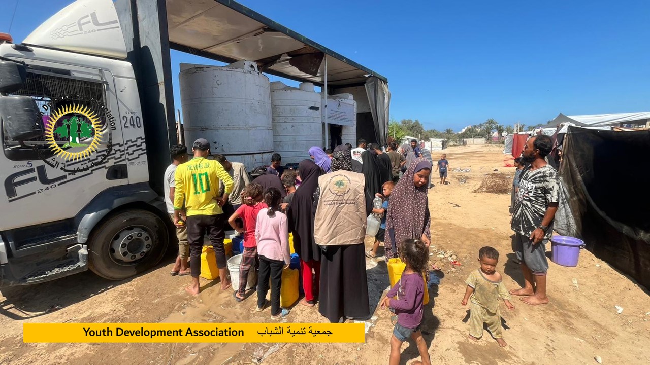 جمعية تنمية الشباب تواصل اسنادها لسكان القطاع النازحين من خلال توزيع مياه محلاه في محافظات الوسطة