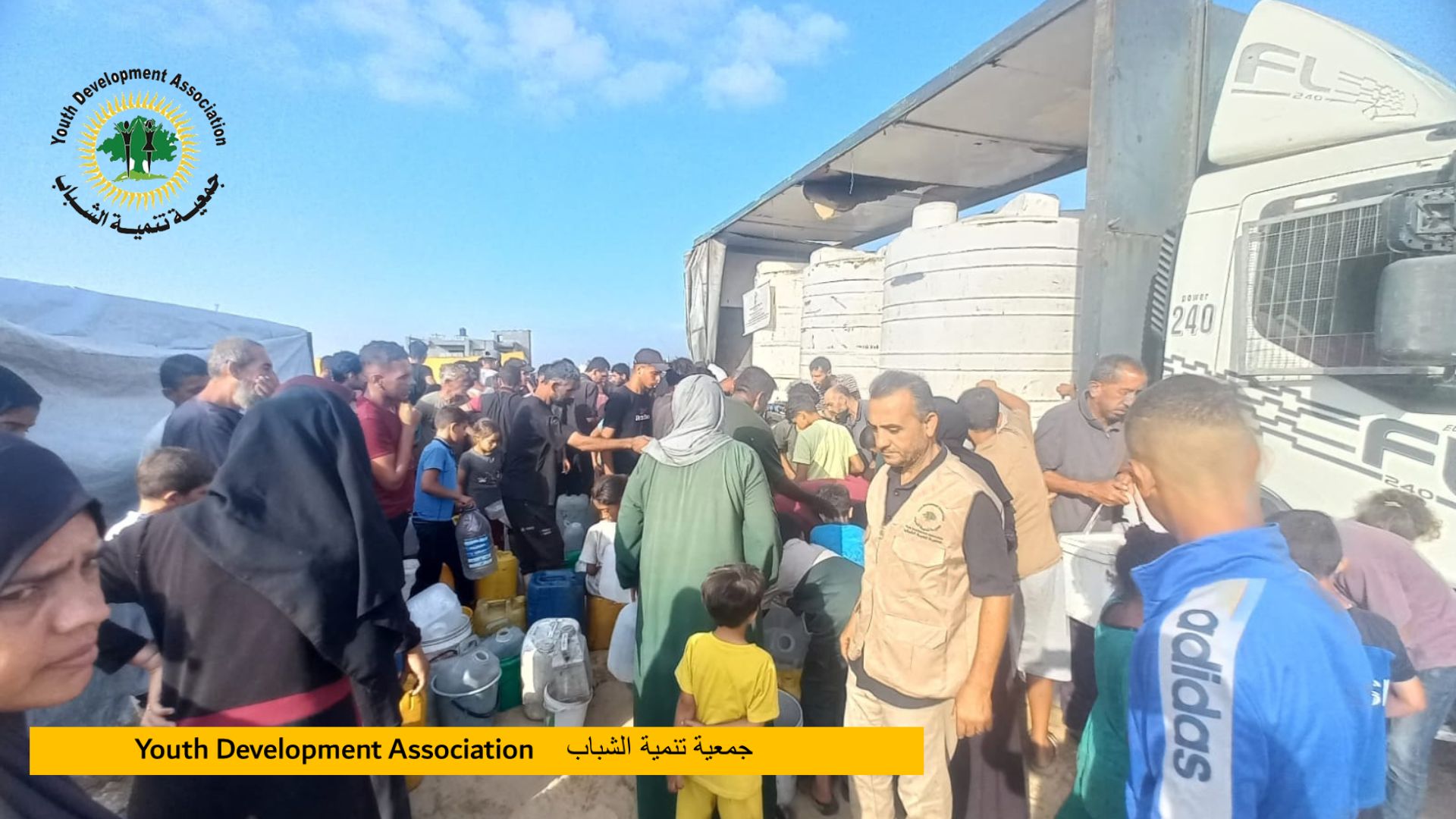 جمعية تنمية الشباب تواصل اسنادها لسكان القطاع النازحين من خلال توزيع مياه محلاه في محافظات الوسط و الجنوب