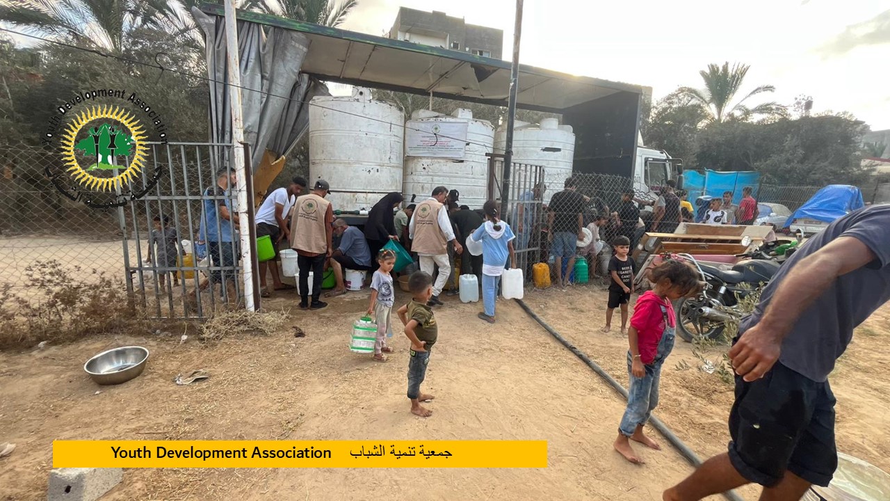 جمعية تنمية الشباب تواصل دعم النازحين جنوب غزة عبر توزيع مياه محلاة لأكثر من ألف أسرة