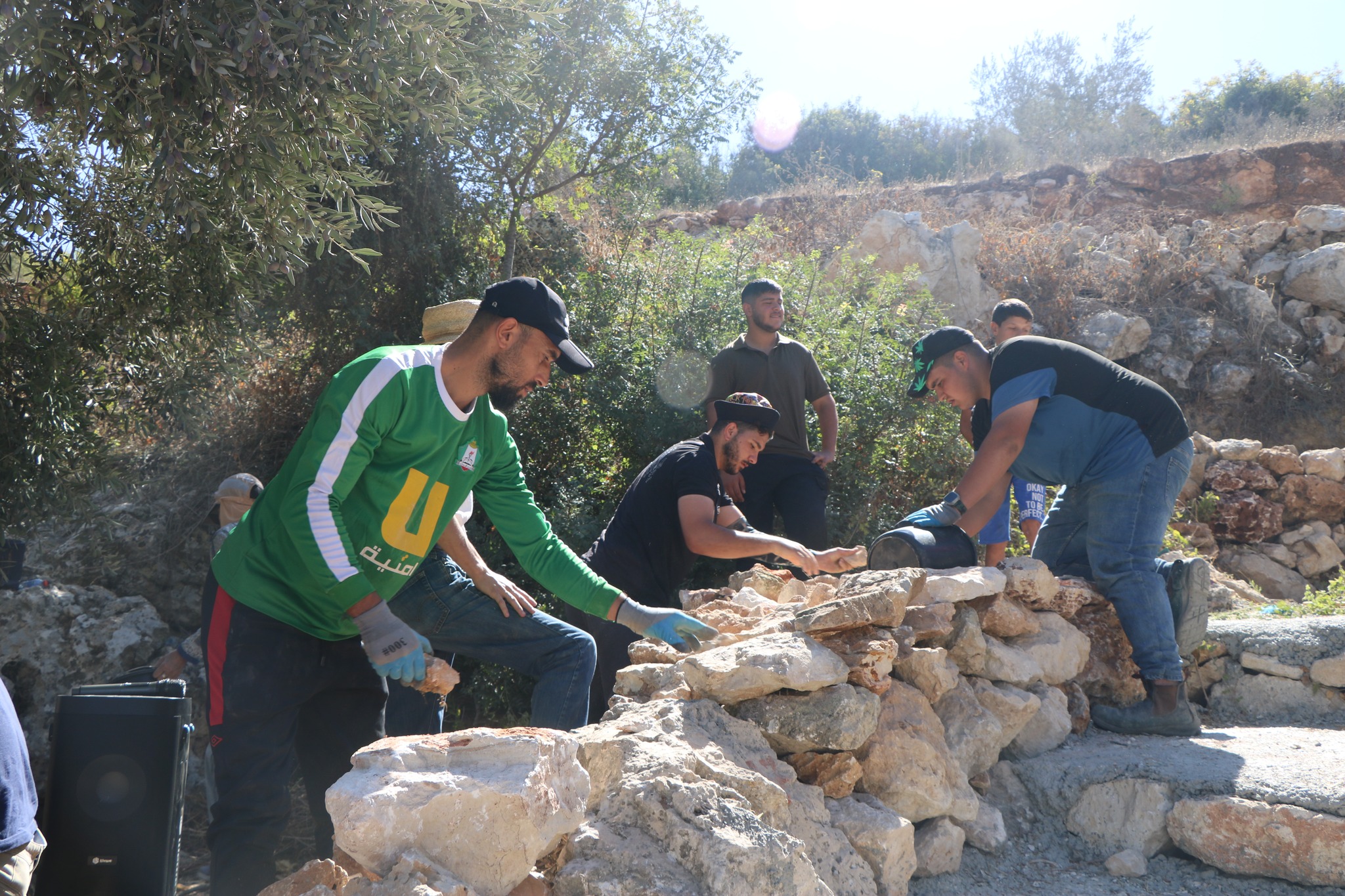 تجسيداً لوحدة أبناء شعبنا و تعزيز صمودهم في وجه الاستيطان "جمعية تنمية الشباب تشارك أهالي فرخة باليوم التضامني الدولي التطوعي"