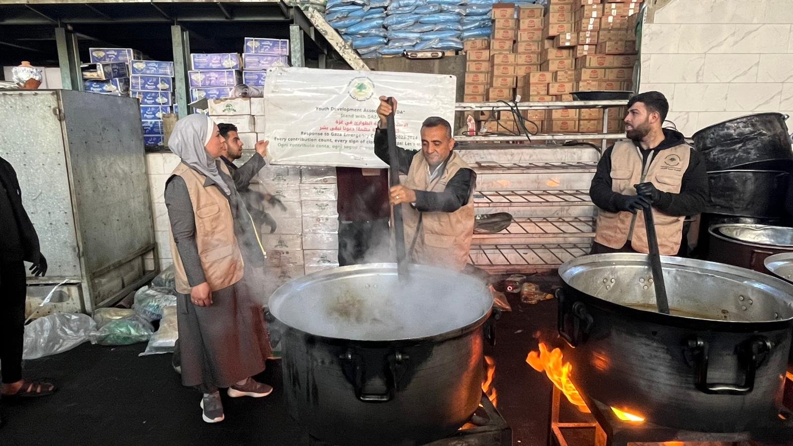 جمعية تنمية الشباب تواصل دعم النازحين في مدرسة الزيتون - مدينة غزة عبر توزيع الوجبات الساخنة.