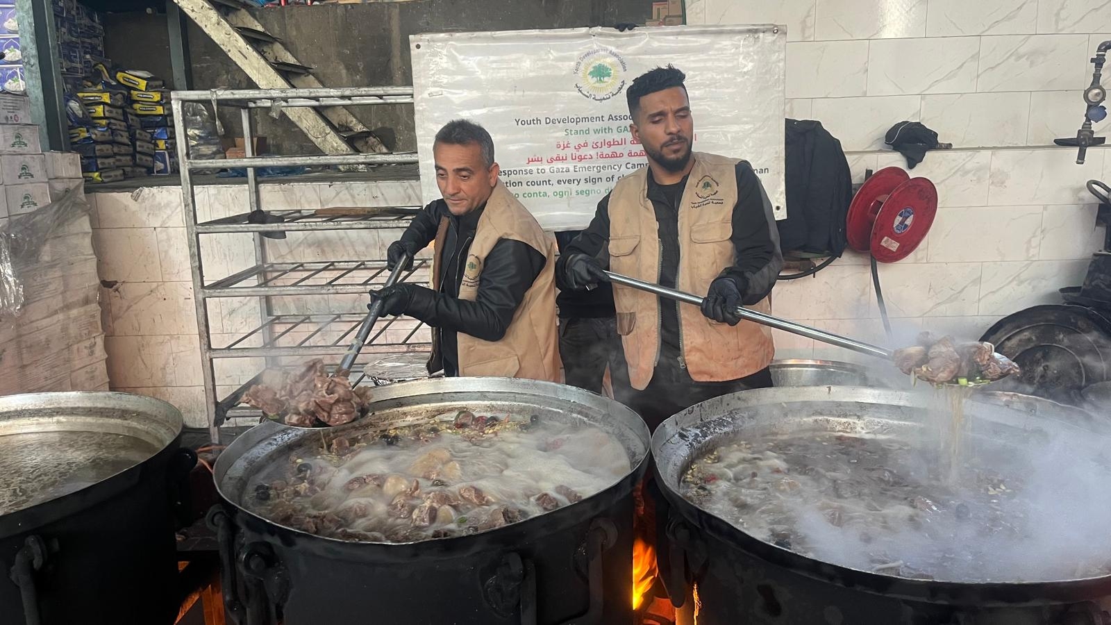 جمعية تنمية الشباب تواصل إغاثة النازحين بوجبات الإفطار الساخنة.