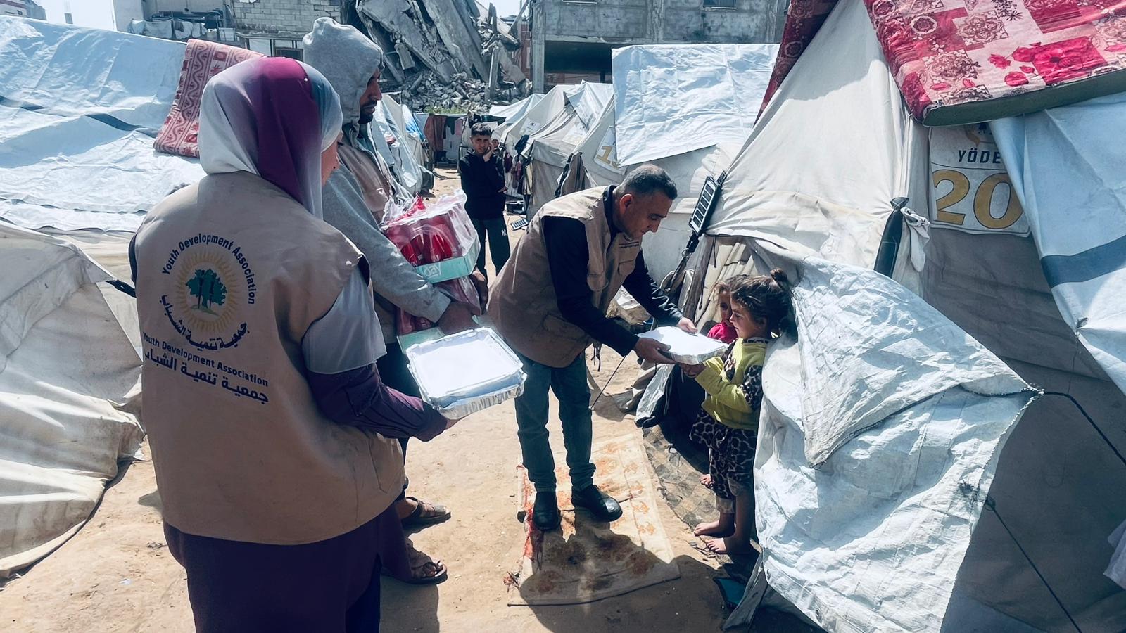 "لأنهم ليسوا وحدهم".. استمرار مبادرة دعم الأيتام في يومها الثاني شمال قطاع غزة