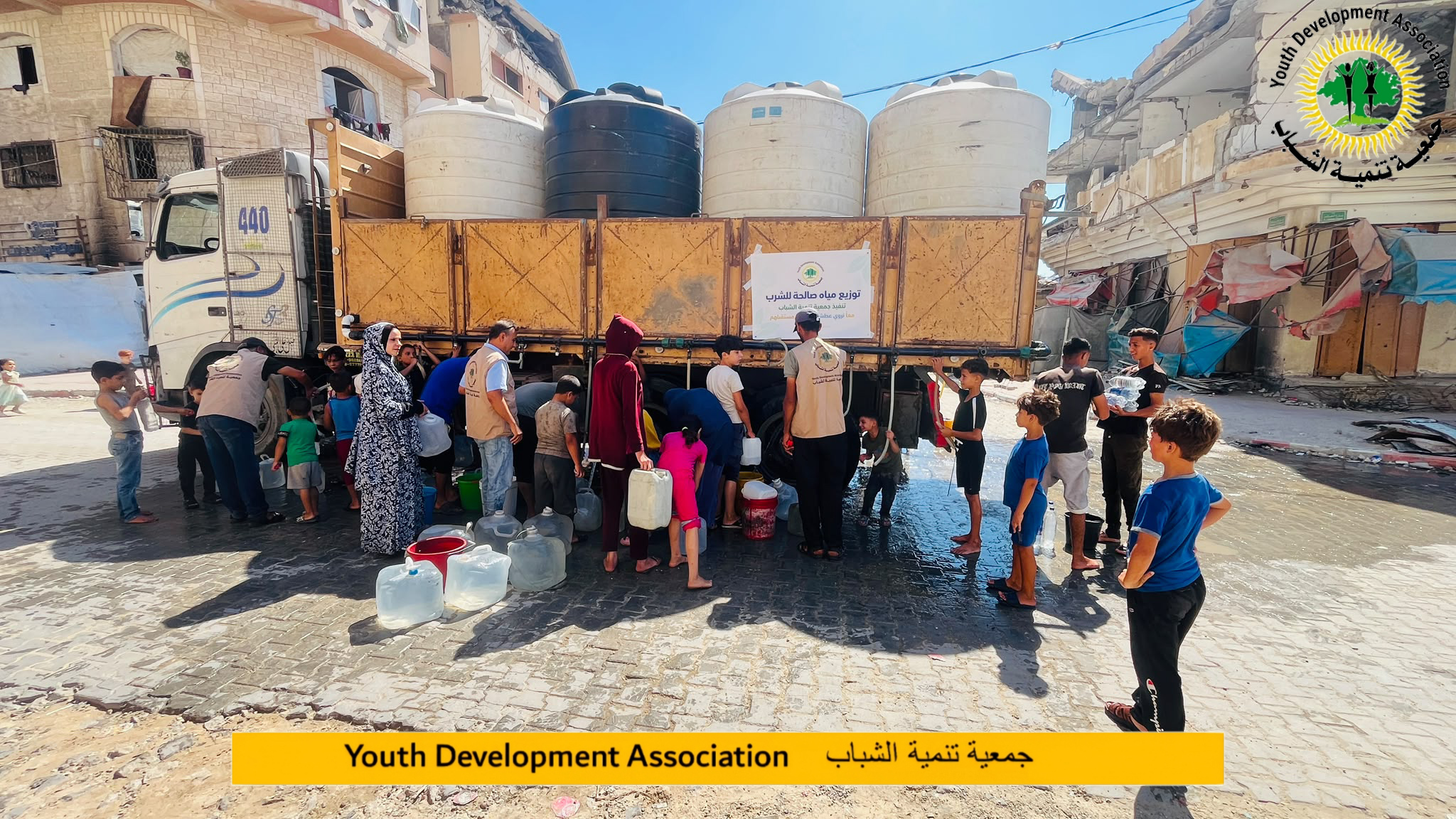 جمعية تنمية الشباب تواصل حملة توزيع المياه الصالحة للشرب في مدينة غزة