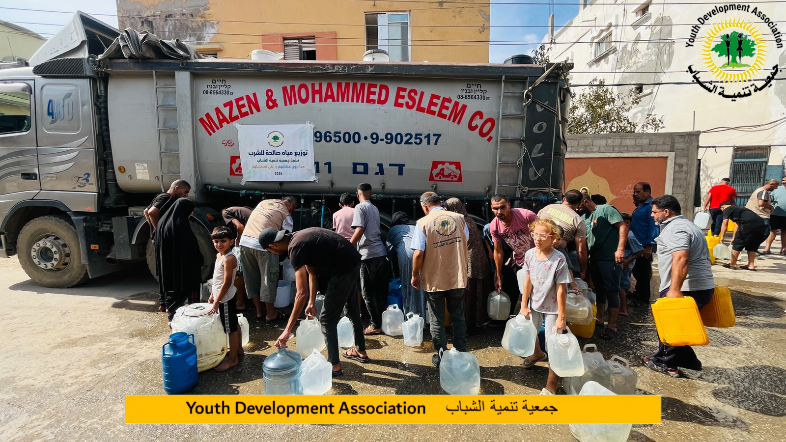 جمعية تنمية الشباب تواصل إيصال المياه الصالحة للشرب إلى العائلات النازحة في مخيم السلامة بالزوايدة